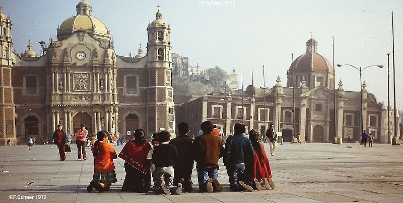 Horizonte 475.jpg - Long ago and far away! I made this picture exactly 50 years ago on new Year, showing an indigenous indian Family on their Pilgrimage to the Metropolitan Cathedral (1573-1813) across the "Zocalo"  (Plaza de la Constitution) in Mexico CityPosition: N 19°26'/W 99°08', Date: Jan.01/1972, Camera: Pentax