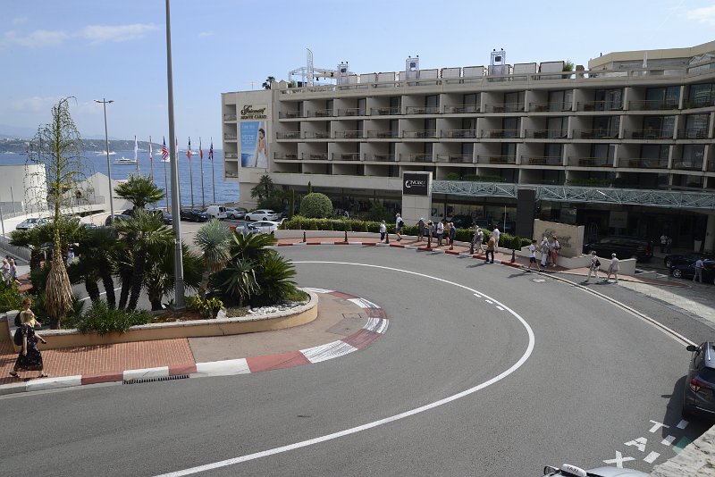_DSC4613.JPG - curbs look like on a racetrack.. yes, that's one of the curves of the Monaco F1 track !