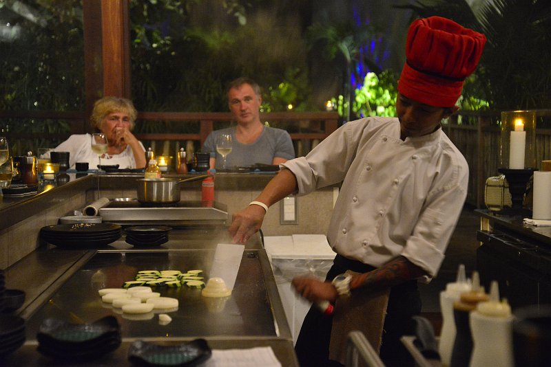 _DSC3207.JPG - tepanyaki cook at the h resort