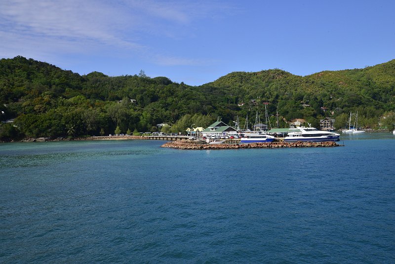 _DSC3213.JPG - arriving at Praslin