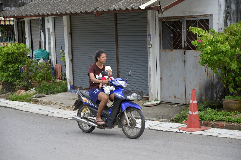 _DSC2635.JPG - baby on board... thai style...