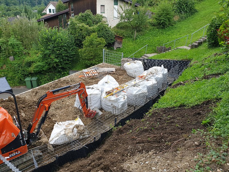 20210807_141455.jpg - keine chance die 1200kg schweren säcke mit dem bagger anzuheben  big bags are way to heavy for this tiny excavator