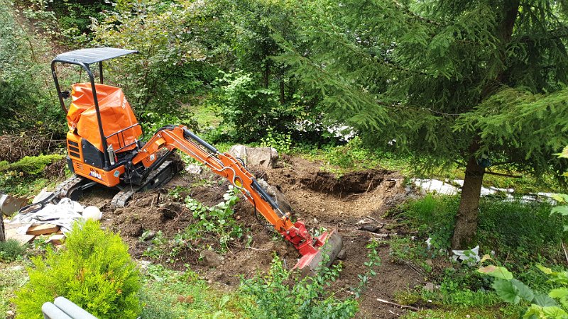 IMG-20210717-WA0004.jpeg - die baggerarbeiten haben begonnen !  die ersten minuten auf einem bagger. ungewohnt aber machte spass !  first few minutes on "my" excavator. lots of fun but not easy in the beginning.