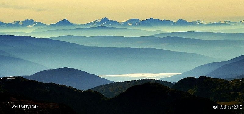 Horizonte 01.jpg - made on an early scenic flight over Wells Gray Park,looking southeast to the Monashee- and the Rocky Mountains. The morning-haze in the valleys improves the perspective inthis pic.  Position (aircraft): N52°11'27" W119°49'58", elev. 2200m/7100ft Camera: Nikon D200 at 65mm, date: 20/09/2012, 09:21 local 