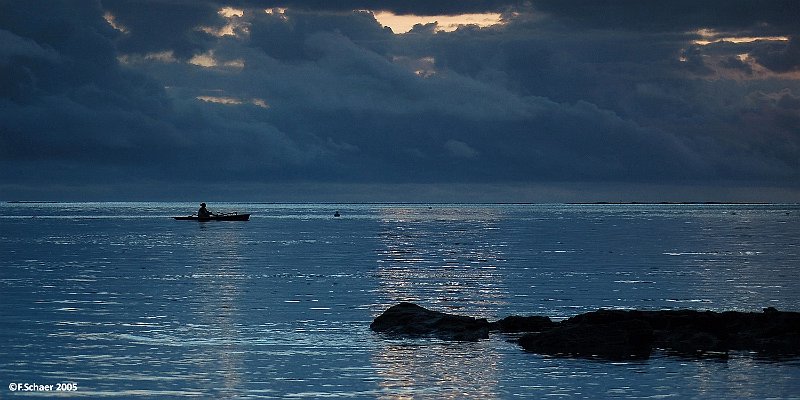 Horizonte 103.jpg - "The Blue Hour", an evening picture made on the western shore on the island of Moorea (Polynésie)    click here for Google Maps View   Position: S17°29'57" W149°54'55", elev. sealevel Camera: Nikon D50 at 70mm, date 23/11/2005, 18:20 local