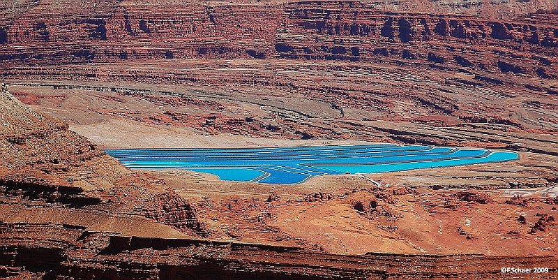 Horizonte 105.jpg - shows a trailing pond of a potash-mine northwest ofMoab, Utah, seen from a rim trail at Deadhorse Point. Theazure color of the salty water makes a fine contrast to thewidespread red rocks of the Colorado Plateau. Potash is commonlyused as fertilizer for agricultural purposes.   click here for Google Maps View   Position (camera): N38°29'13" W109°29'13", elev. 1800m/5920ft Camera: Nikon D50 at 105mm, date 27/03/2009