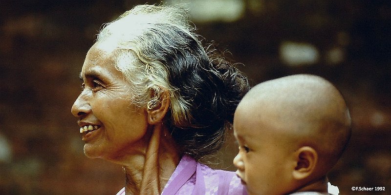 Horizonte 110.jpg - shows a balinesian grandmother with her grandson, watchingan exciting outdoor ketjak-dance in Ubud/Bali. I made the originalpicture on Ektachrome 100-slidefilm and digitalized it recently.   click here for Google Maps View   Position: S08°30'23" E115°15'55", elev.220m/725ft Camera: Nikon F3 with Nikkor 2,8/180mm