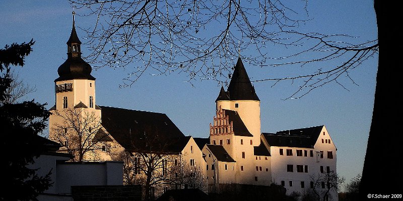 Horizonte 119.jpg - shows the St.Georgenkirche and the Schwarzenberg-Castleon top of the city of Schwarzenberg in Thuringia, East-Germany.The church was built 1690-1699 in the baroque style of those times.The Castle homes different cultural exhibitions, a mining museumas well as a music-school. Thuringia was known as a mining region,especially for Silver and Pewter.   click here for Google Maps View   Position (Church):N50°32'14.30" E12°47'12", elev.460m/1515ft Camera: Canon Ixus 80 IS, date: 07/12/2009, 15:12 local (GMT+1)