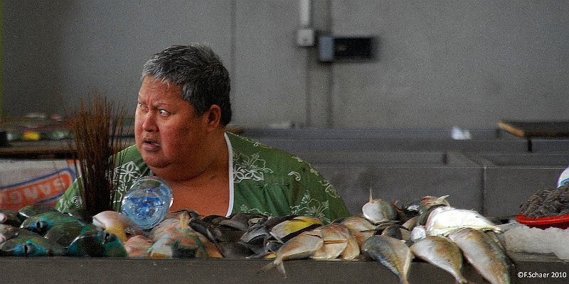 Horizonte 121.jpg - shows a vigorous fish-seller in the marchée publiquein Papeete, Tahiti. I had the chance to take pictures of thisremarkable lady several times within the past 20 years.   click here for Google Maps View   Position: S17°32'20" W149°34'02", elev. 12m/40ft Camera: Nikon D200 at 200mm, date: 25/10/2010 12:45 local