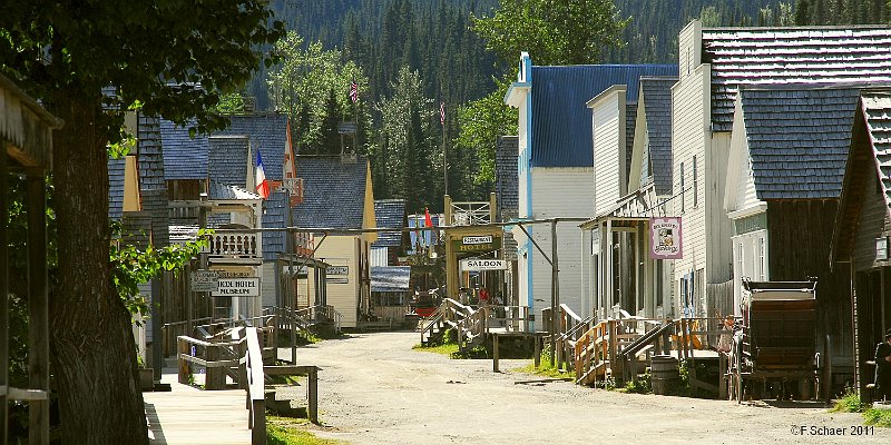 Horizonte 133.jpg - the main road in well restored Barkerville, BC, Canada,a ghosttown of the Goldrush-time around 1860. Barkerville is wellknownby all over the world as well as Canadians. There are still Goldseekers $digging in the vicinity, sometimes more, sometimes less, depends of theactual goldprice...   click here for Google Maps View   Position: N53°04'01" W121°31'00", elev. 1285m/4230ft Camera: Nikon D200 at 116mm, date 09/09/2011, 13:56pm