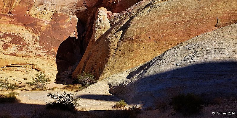 Horizonte 134.jpg - made occasionly during a family-reunion inValley of Fire State Park, 70 km northeast of Las Vegas.This park is easy accessible but rather unknown. It offersincredible walking opportunities within this preferrablyred painted very dry mountenous landscape.   click here for Google Maps View   Position: N36°29'05" W114°32'03", elev.615m/2020ft Camera: Lumix TZ20, date: 31/10/2014