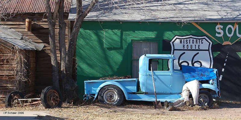 Horizonte 140.jpg - made in a side-road in Seligman, Arizona USA.Seligman is known as the center of historic Route 66,the most important way from Chicago to Los Angeles in thefifties of the last century. There are lots of old carsand other stuff related to this route to find in Seligman.   click here for Google Maps View   Position: N35°19'42" W112°52'54", elev. 1600m/5260ft Camera: Nikon D50 at 26mm, date: 08/12/2006, 11:49 local