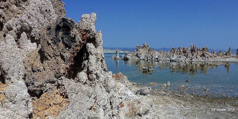 Horizonte 145.jpg - shows the unique Mono-Lake in northeastern California.Since the aequaduct to Los Angeles drained out the waters of thetributaries of Mono Lake, the water-level droped rapidly and thisCalcit-Tufas, created by old underground wells became visible abovethe surface. The salinity of the water rose to the incredible highlevel of 95g/litre. Since 1985 there are efforts to reverse thisenvironmental disaster.   click here for Google Maps View   Position: N37°56'31" W110°01'46", elev.1940m/6380ft Camera: Lumix TZ20, date: 07/04/2013