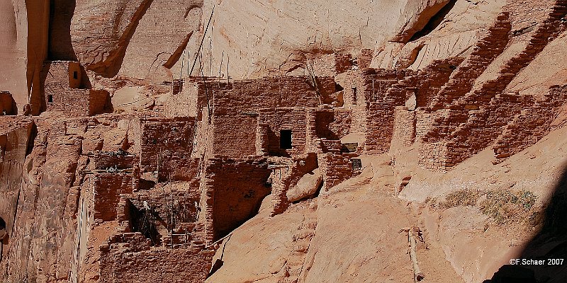 Horizonte 147.jpg - shows the Betatakin Ruins within Navajo National Monumentnear Kayenta, Arizona. This dwellings were created around 1250 AD andabout 150 people lived for a short time here. There are reasons tobelieve the buildings were inhabited for perhaps 20 years only beforethe dry and harsh climate forced them to abandon this place.   click here for Google Maps View   Position: N36°41'03" W110°32'05", elev.2100m/6900ft Camera: Nikon D50, date: 18/03/2007, 11:00 local