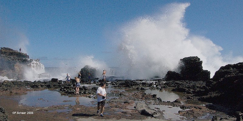 Horizonte 149.jpg - Its not a tsunami! The pic I had made at the northeasternmostpoint of Maui, Hawaii, next to the Nakalele-Blowhole, when a big surfcrashed to the Lava-rock. Could be dangerous for cliff-climbers...   click here for Google Maps View   Position: N21°01'05" W156°34'33", just above sealevel Camera: Nikon D50, date: 20/10/2006, 11:29 local