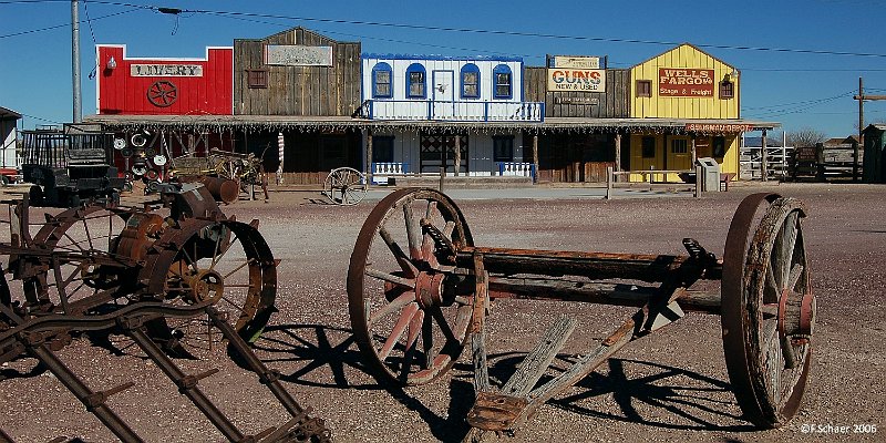 Horizonte 151.jpg - made a few years ago on a ride along the legendary Route 66,somewhere between Kingman and Seligman, Arizona. The buildings and theforground as well as the bright sunny weather and the blue sky are verytypical for the beautyful Southwest of the States.Position: not recordedCamera: Nikon D50 with Zoom at 26mm and f16 for achieve the depth of field.Date: 08/12/2006, 11:49am