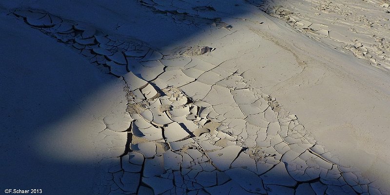 Horizonte 168.jpg - dry country! This picture shows peeled off layers of clayin a dry creek beside Mesquite Campground in Death Valley, California.After exeptional rainshowers there's lot of diluted sediments in thecreeks which dries out quickly.   click here for Google Maps View   Position: N36°59'45" W117°22'18", elev. 182m/600 ft Camera: Panasonic TZ20, date: 24/10/2013