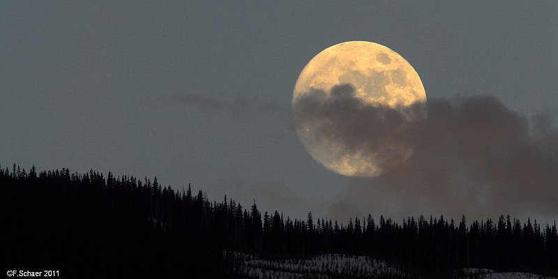 Horizonte 174.jpg - the bright full moon, rising above theTrophy Mountain Meadows just north of Clearwater BC,seen from our Balcony...   click here for Google Maps View   Position (camera): N51°53'02" W120°01'25", elev.715m2350ft Camera: Nikon D200, 500mm Mirror-lens, 2x extender, date: 15/05/2011