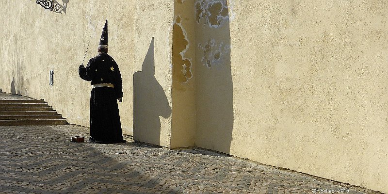 Horizonte 175.jpg - I found this Wizard at the long northern stairclimbing up to the enormous castle of Prague, Czech Rep.He made a silent personal performance for the bypassingvisitors of the Hradschin.   click here for Google Maps View   Position: N50°05'32" E14°24'29", elev 205m/675ft Camera: Lumix TZ41, date 04/03/2015, 14:25 local