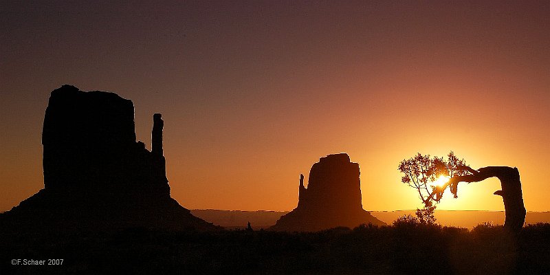 Horizonte 178.jpg - "the right moment at the right spot"!I made it on a very cold early morning in Monument Valley, Utah, withinwalking distance of the Navajo-Infocentre during one of our visits there.Monument Valley is wellknown from John Wayne-Movies and Marlboro-Posters.   click here for Google Maps View   Position: N36°59'10" W110°06'50", elev.1700m/5600ft (you may enter the Position in Google Earth to find where I made it) Camera: Nikon D50 w. standard lens, date: 20/03/2007, 06:35 local time