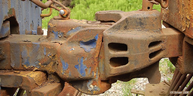 Horizonte 179.jpg - "together we can!",a close-up of the knuckle couplers of two historic freight-cars,seen at the West Coast Railway-Heritage Park in Squamish,British Columbia, Canada.   click here for Google Maps View   Position: N49°43'27" W123°09'36", elev. 15m/50ft Camera: Nikon D50 Zoom at 38mm, date: 22/06/2008, 14:27 local