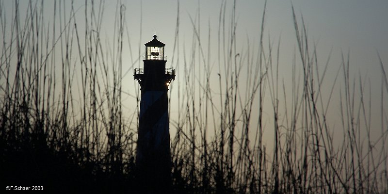 Horizonte 180.jpg - an uncommon view of the historic Cape-Hatteras Lighthousein North Carolina, USA. Due to erosion on the shore, the lighthousewas just 15 feet from the ocean’s edge and was in imminent danger.In 1999, the 5000-tons stucture had to be moved in a spectaculartransport from its original location at the edge of the ocean to saferground 880 m inland, and 460 m from the shoreline.   click here for Google Maps View   Position: N35°15'02" W75°31'44", elev.3m/10ft ASL. Camera: Nikon D50, 135mm, date: 26/04/2008, 18:50 local time