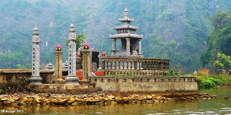 Horizonte 181.jpg - made on a trip with sampans on the Ngo Dong-Riverwithin the Dry Halong Bay Nationalpark, Vietnam. It shows avery pittoresque Buddhist Temple along the shore. The mostlyfemale boaters pull their oars with their feet only!   click here for Google Maps View   Position: N20°13'10" E105°56'00", elev. 18m/60ft Camera: Panasonic Lumix TZ20, date: 11.01.2013, 16:24 local