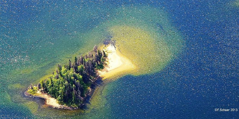 Horizonte 182.jpg - the right second at the right spot! I flew countlesstimes over Murtle Lake, (Wells Gray Provincial Park, British Columbia,Canada) but I had only once the chance to make a picture like that.The light and the reflections on the water were absolutely unique andwith a speed of 65m/sec this phenomen is very short-lived.   click here for Google Maps View   Position: N52°06'56" W119°43'59", elev.1068m/3510ft Camera: Lumix TZ20, date: 27/07/2013, 10:30 local time