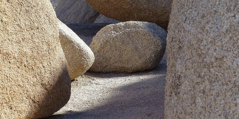 Horizonte 183.jpg - made at the Belle-Campground in Joshua-Tree-Nationalparkin southeastern California. The interesting rock-formations werecreated more than 100 million years ago and shows huge, coarse-grainedMonzogranite-Boulders. The park got his name from the abundant growingJoshua-trees (yucca brevifolia).   click here for Google Maps View   Position: N34°06'90" W116°15'48", elev. 1180m/3890ft Camera: Lumix TZ20, date: 18/11/2013, 12:23local time