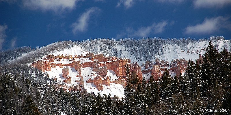 Horizonte 184.jpg - a great view from Hwy 14 east of Cedar City (Utah)to the snowy red cliffs of Cedar Breaks National Monument.Hwy 14 climbs up to 3000m/9870ft at the crest of the pass.   click here for Google Maps View   Position (Camera): N37°35'31" W112°52'54", elev. 2835m/9325ft Camera: Nikon D50 at 135mm, date: 30/03/2007, 13:31 local