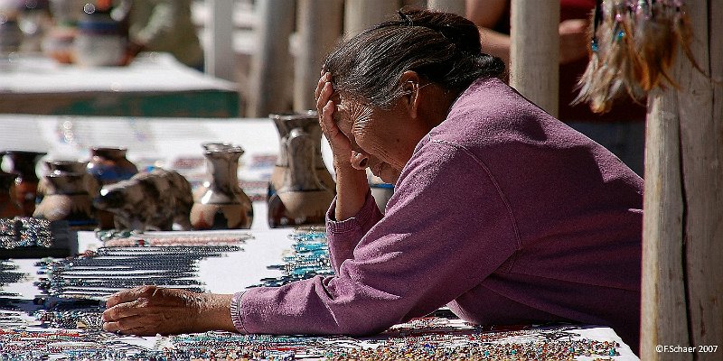 Horizonte 189.jpg - "oh my Gosh, all this stupid tourists!"Maybe that's what this Navajo-woman thinks behindher souvenir-stall near the Little Colorado Canyon,west of Cameron, Arizona.   click here for Google Maps View   Position: N35°56'13" W111°39'05", elev. 1666m/5480ft Camera: Nikon D50, 200mm lens, date: 17/03/2007, 10:33 local