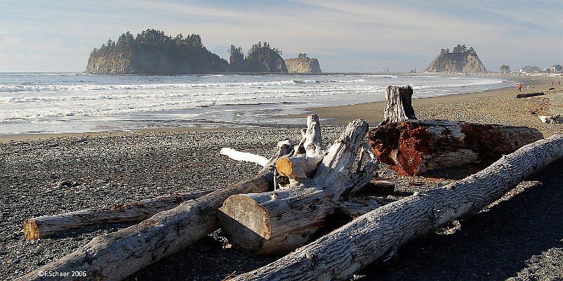 Horizonte 190.jpg - the first beach of La Push with the rockyJames Island at the west shore of the Olympic Peninsulain Washington State, USA, accessable via Hwy 101 and 110.   click here for Google Maps View   Position: N47°54'09" W124°37'57", elev. sealevel Camera: Nikon D50 26mm, date: 21/10/2006, 15:10 local