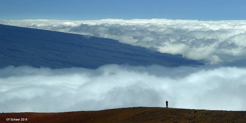 Horizonte 193.jpg - made this picture at the rim of Mauna Kea, an extinctvolcano on the Big Island (Hawaii), high above the cumulus clouds.   click here for Google Maps View   Position: N19°49'21" W155°28'12", elev.4157m/13675ft ! Camera: Lumix TZ41, date: 08/06/2015, 13:03 local