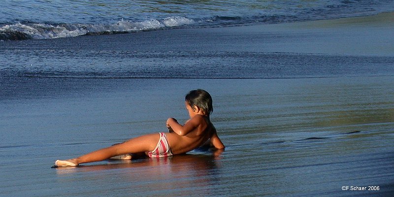 Horizonte 195.jpg - a little Tahitian girl, obviously enjoying thegentle surf. I made this pic just in front of "our" HotelRoyal Tahitien in Papeete, the capital of french Polynesia.   click here for Google Maps View   Position: S17°31'31" W149°32'48", elev. sealevel Camera: Nikon Coolpix E995, date: 01/01/2006, 17:53 local