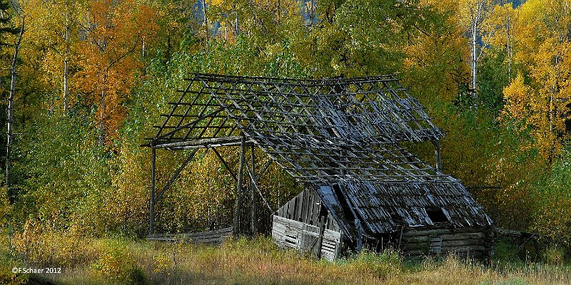 Horizonte 204.jpg - maybe you know this old abandoned barn alongClearwater Valley Road. I made my first pics of thisstructure at least 25 years ago and I'm surpised everyspring to see it still standing...   click here for Google Street View   Position: N51°48'50"/W120°01'35", elev. 685m/2250ft, Camera: Nikon D200, zoom-lens, date: 10/10/2011, 10:15 local