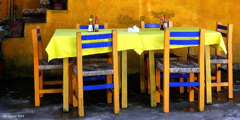 Horizonte 208.jpg - eso es Mexico! Walking on the streets of Sayulita(40 km north of Puerto Vallarta at the Pacific coast) thiscolorful Restaurante invited us to sit down, order and enjoythe typical mexican food, including local music.And dos cervezas.....   click here for Google Maps View   Position: N 20°52'07"W105°26'26", elev. 18m/60ft Camera: Lumix TZ42, date: 27/11/2014, 12:53 local Time