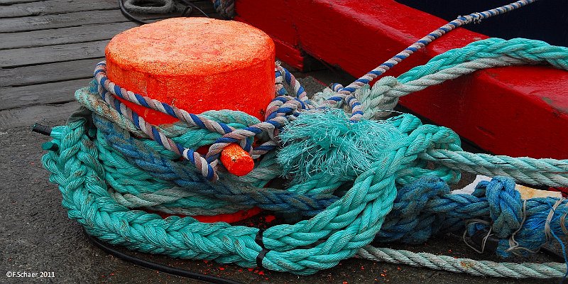 Horizonte 212.jpg - a colorful detail with a cast-iron bollard andheavy ropes on a deck in the harbour of St.John's, thecapital of the province of Newfoundland and Labrador, Canada.   click here for Google Maps View   Position: N47°33'55" W52°41'18", elev. 2m/6ft above sealevel Camera: Nikon D200 at 40mm, date: 17/06/2011, 09:40am, local