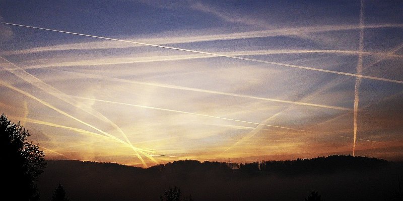 Horizonte 22.jpg - aircraft-contrails on evening skies. I made this picture yesterday evening, Jan.06, 4:44 pm from our balcony in Switzerland   click here for Google Maps View   camera  : panasonic DMC-TZ41