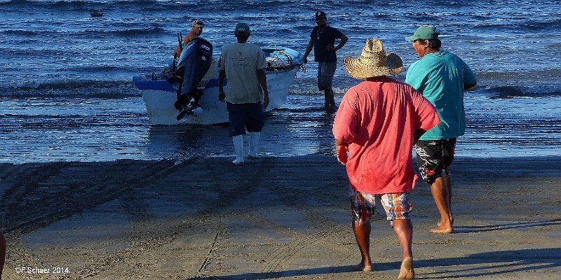 Horizonte 224.jpg - Mexican Fishermen preparing to go for an evening catch in thePacific Ocean at the Beach of Sayulita, Province of Nayarit, Mexico.   click here for Google Maps View   Position: N20°52'12"/W105°26'35", at sealevel Camera: Lumix TZ41, date:20/11/2014, 17:00 local time