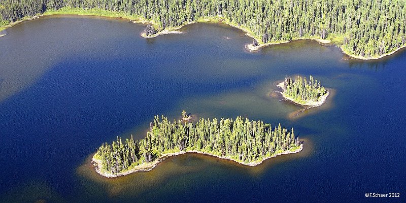 Horizonte 225.jpg - two small islands (Smoker Islands?) in Murtle Lake,Wells Gray Provincial Park, BC, Canada, taken on a scenic flight.This islands are accessible by canoe only...   click here for Google Maps View   Position: N52°08'10"/W119°47'24", elev.1068m/3140ft Camera: Nikon D200, zoom at 34mm, date:16/08/2012, 14:15 local time