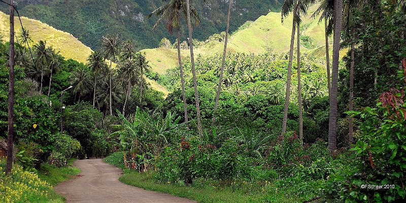 Horizonte 229.jpg - a very remote part of our world: the end of the villageof Hanavave on the Island of Fatu Hiva in the Marquesas Group, about1500 km northeast of Tahiti (French Polynesia), accessible from Tahitionly once a month...   click here for Google Maps View   Position (camera): S10°28'00"/W138°39'22", elev.175m/575ft Camera: Nikon D200, date: 26/11/2010, 14:35 local (UTC-11h)