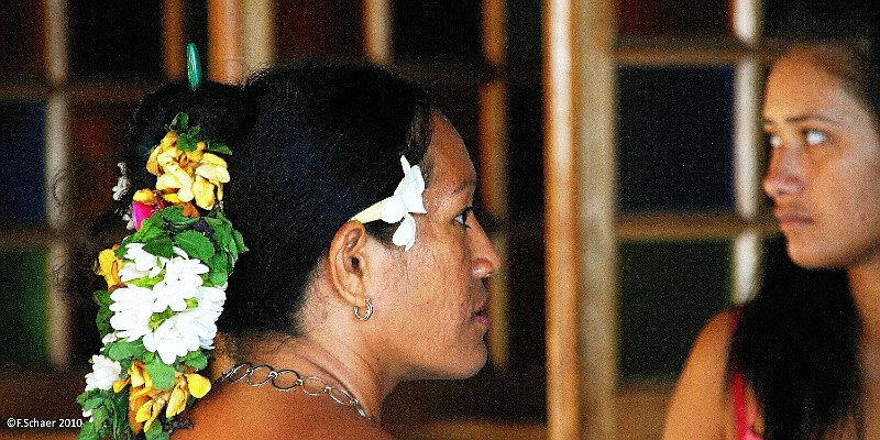 Horizonte 238.jpg - two dignified polynesian women waiting on a Bus-Stationsomewhere around the public market in Papeete, Tahiti.  Position: not recorded, Camera: Nikon D200, zoom at 200mm, date:28/11/2010, 08:45am local