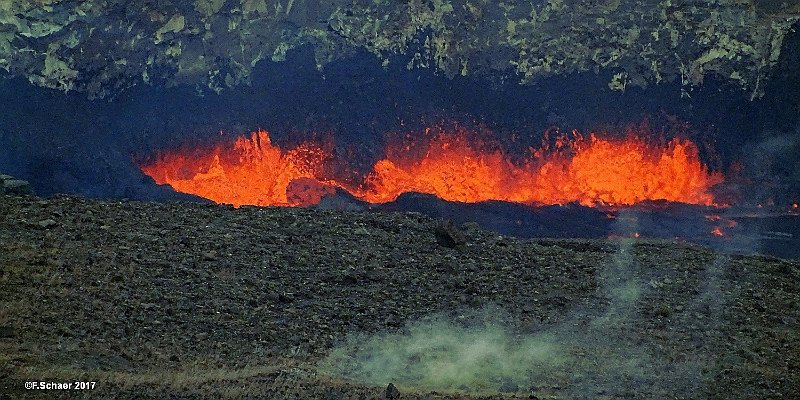Horizonte 252 (1).jpg - pic 3 of 3the present Activity of the Kilauea-Volcano on Big Island, Hawaii.  Since my first Picture #252, a major Eruption happened in 2018, lowered the crater-botton, so the red Lava is no longer visible from the Crater-RimPosition: N: 19°25'07"  W 156°17'23",elevation 4316'/1272m, date: 13/01/2022