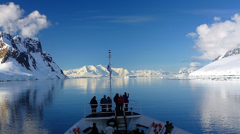 Horizonte 26.jpg - made on the early and cold morning from the bridge of the ship "Ushuaia" in a narrow channel just west of the antarctic peninsula, heading south. It was an unique, unforgettable impression....    click here for Google Maps View   Position: S 65°06'36" W 63°59'55" Elev. SL Camera Lumix TZ 20