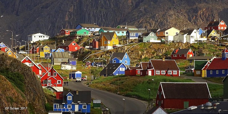 Horizonte 270.jpg - We are just back from our impressive Expedition to Greenland, thearctic very North of Canada and also a part of the Northwest-Passage.Pic #270 shows Sisimiut, a Inuit-Village in West-Greenland withthe typcal colorful wooden houses. Sisimiut(ex Holsteinsborg)isthe secondlargest town in Greenland with about 5600 inhabitants.   click here for Google Maps View   Position: N 66°56'20"/W 53°40'12", elev. sea-level Camera: Sony HX400 with Zeiss-Lens, date: 23/08/2017, 17:49 local