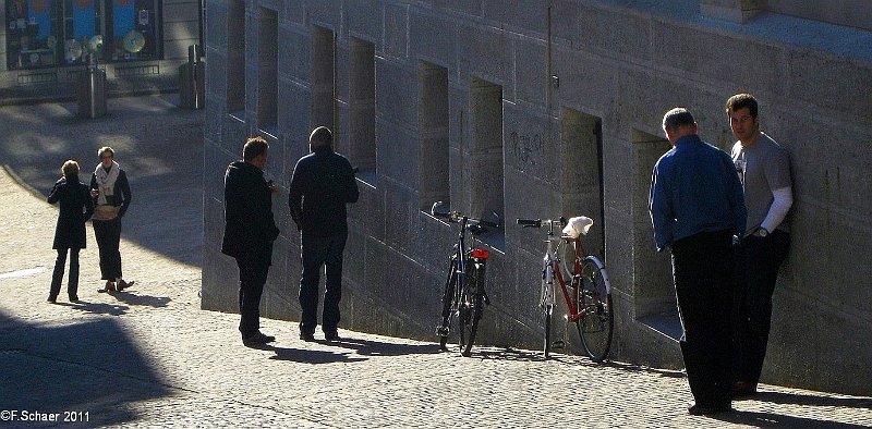 Horizonte 279.jpg - once strolling through the old part of Zurich (Switzerland)my eyes catched this repeating duality of humans, bikes and windows..   click here for Google Maps View   Position: N47°22'12"/E08°32'41", (Kirchgasse) 420m/1380ft above SL.Camera: tiny Canon Ixus, date: 10/02/2011, 17:13 local time