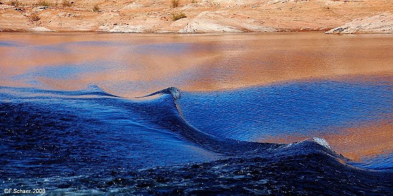 Horizonte 280.jpg -  we rented a Motorboat near Page AZ and visited the world-renowned and sacred Rainbow-Bridge on Lake Powell in Utah. Speedingdue to the long distance created this impressive wave in the shadow.A click with my camera was inevitable!   click here for Google Maps View   Position (Google Earth): N 37°06'20"/W 110°58'30", elev.1098m/3610ft Camera: Nikon D50, Sigma 18-200mm, date: 07/11/2008, ca. 12:50 local