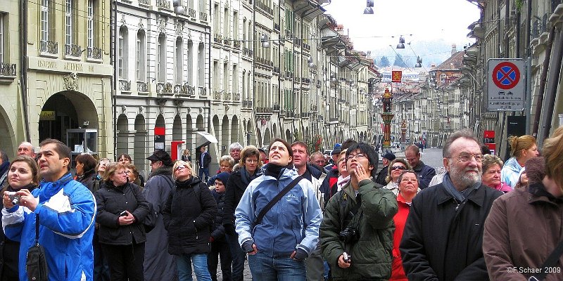 Horizonte 288.jpg - exciting! Onlookers wait for the hourly spectacleat the "Zytgloggeturm" in the historic centre of Bern, thecapital of Switzerland.   click here for Google Maps View   Position: N 46°56'53"/E 07°26'52", elev. 547m/1800ft ASL.Camera: Canon Ixus 80 IS, date: 08/03/2009