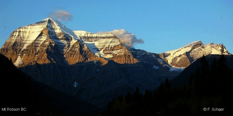 Horizonte 29.jpg - late afternoon-view to Mt. Robson (3952m) from the parking lot beside Hwy 5.    click here for Google Maps View   Position (camera): N52°58'48" W 119°08' Elev.890m/2930ft Camera: Nikon D50 zoom at 46mm
