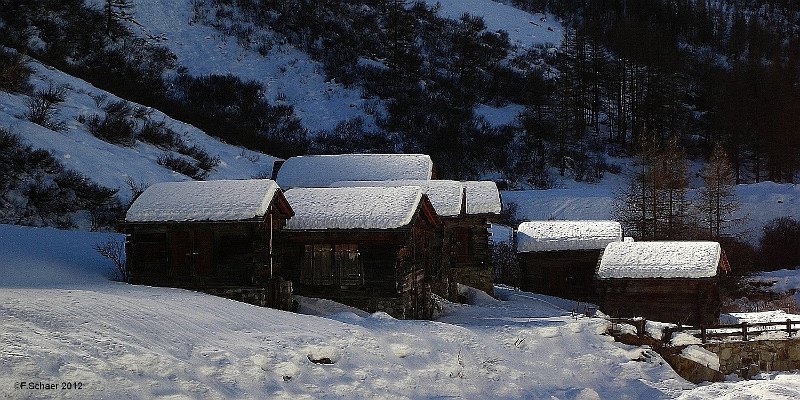 Horizonte 292.jpg - on a walk with my cross-country-skis in thewintery Loetschental (Switzerland) I made a short break,impressed about the wonderful afternoon-light over theold but still used snowcovered hay-barns.   click here for Google Maps View   Position: N 46°25'42"/ E 07°50'38", elev. 1635m/5380ftCamera: Canon Ixus 80 IS, date: 19/02/2011, afternoon